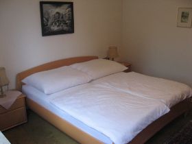 Schlafzimmer mit gemütlichem Doppelbett
